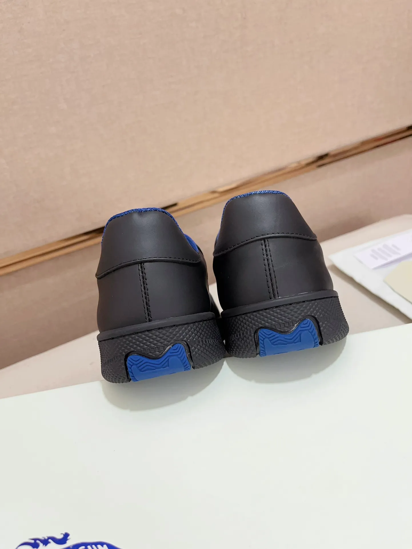 Men's shoes💰: 620💰Top version🥳◾️▫️The new Burberry men's classic low-top sneakers are reinterpreted with Vintage retro plaid cotton material and calfskin, decorated with a new brand logo. First-layer cowhide lining, embossed Burberry logo on the heel, and original TPU outsole! Code number: 38-45. Women's sizes and 46 can be customized.